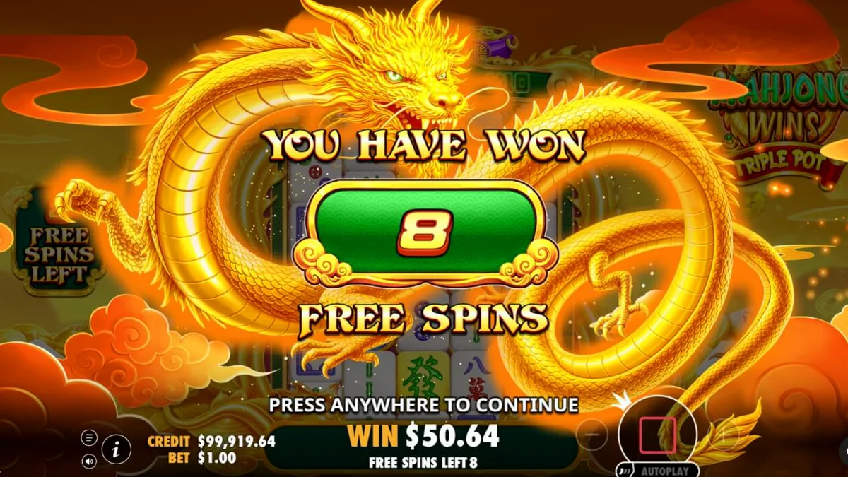 Tampilan visual slot Mahjong Wins Triple Pot dengan latar belakang medan perang dan ubin mahjong emas.